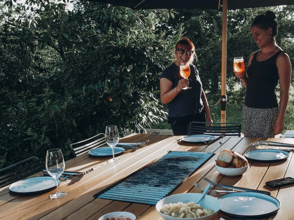 Grillen mit Freunden Sicherheit Grill im Tisch