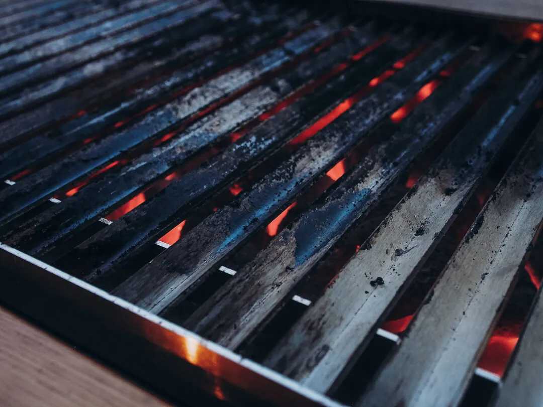 Langlebiger großer Grillrost im Tisch integriert