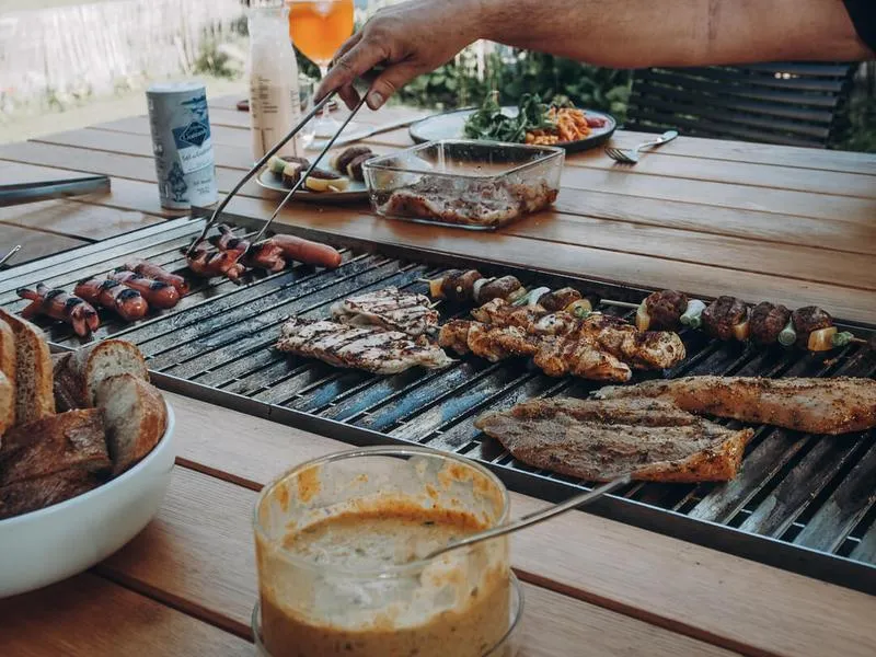 Garten Tisch mit integriertem Grill