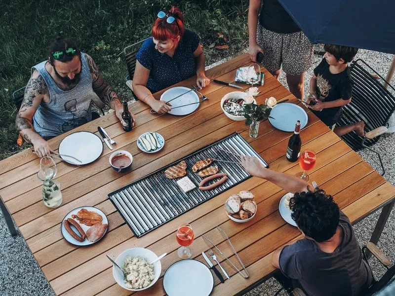 Gartentisch mit Grilleinsatz